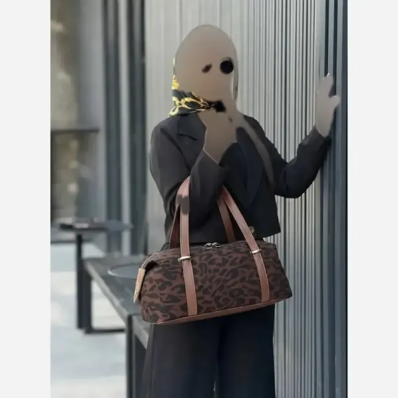 کیف اسپرت جیر طرح دار پلنگی مدل mavi سایز 31 در 15 - تصویر 5